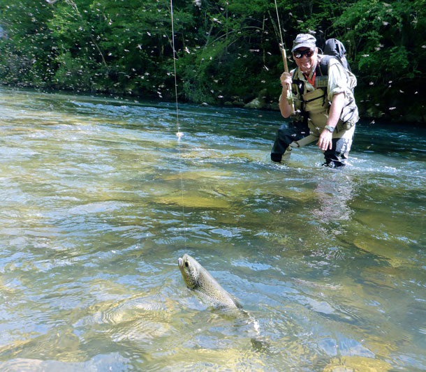 Yvon Zill guidant un pêcheur sur le Rio Irati